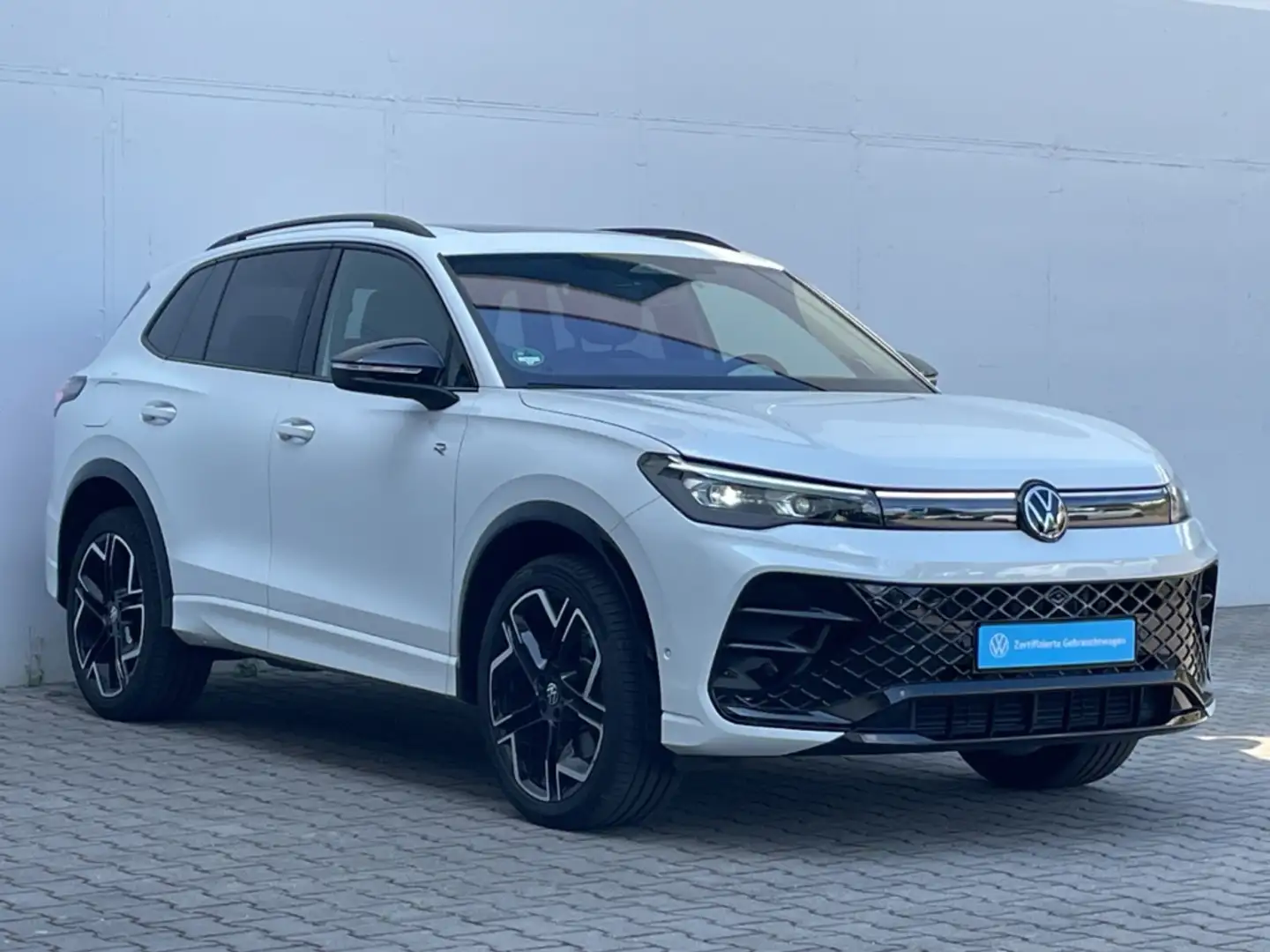 Volkswagen Tiguan 2.0 TDI R-Line 4Motion Black Style Standhzg/Pano/3 Weiß - 2