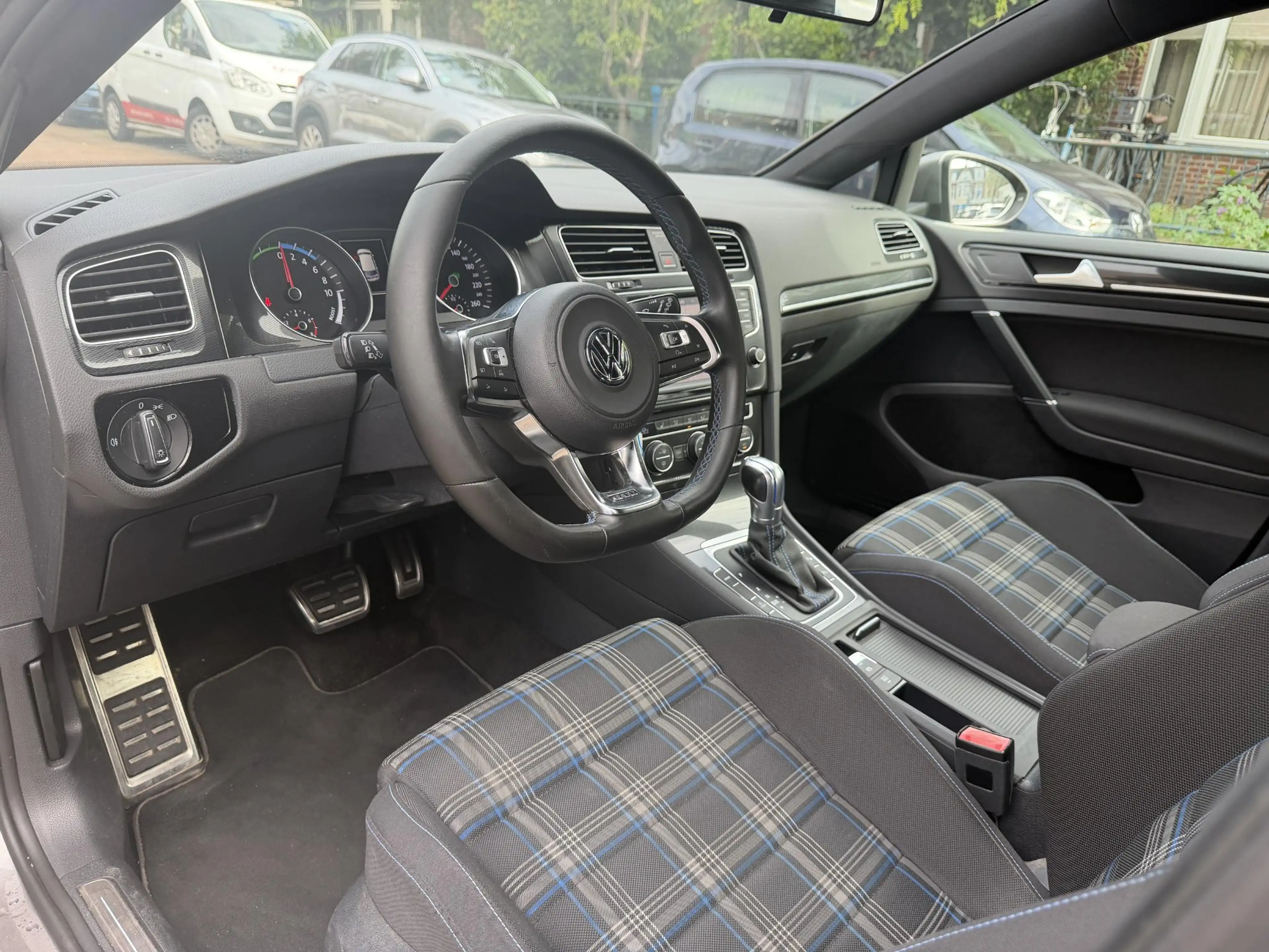 Volkswagen Golf GTE 1.4 TSI — photo 9