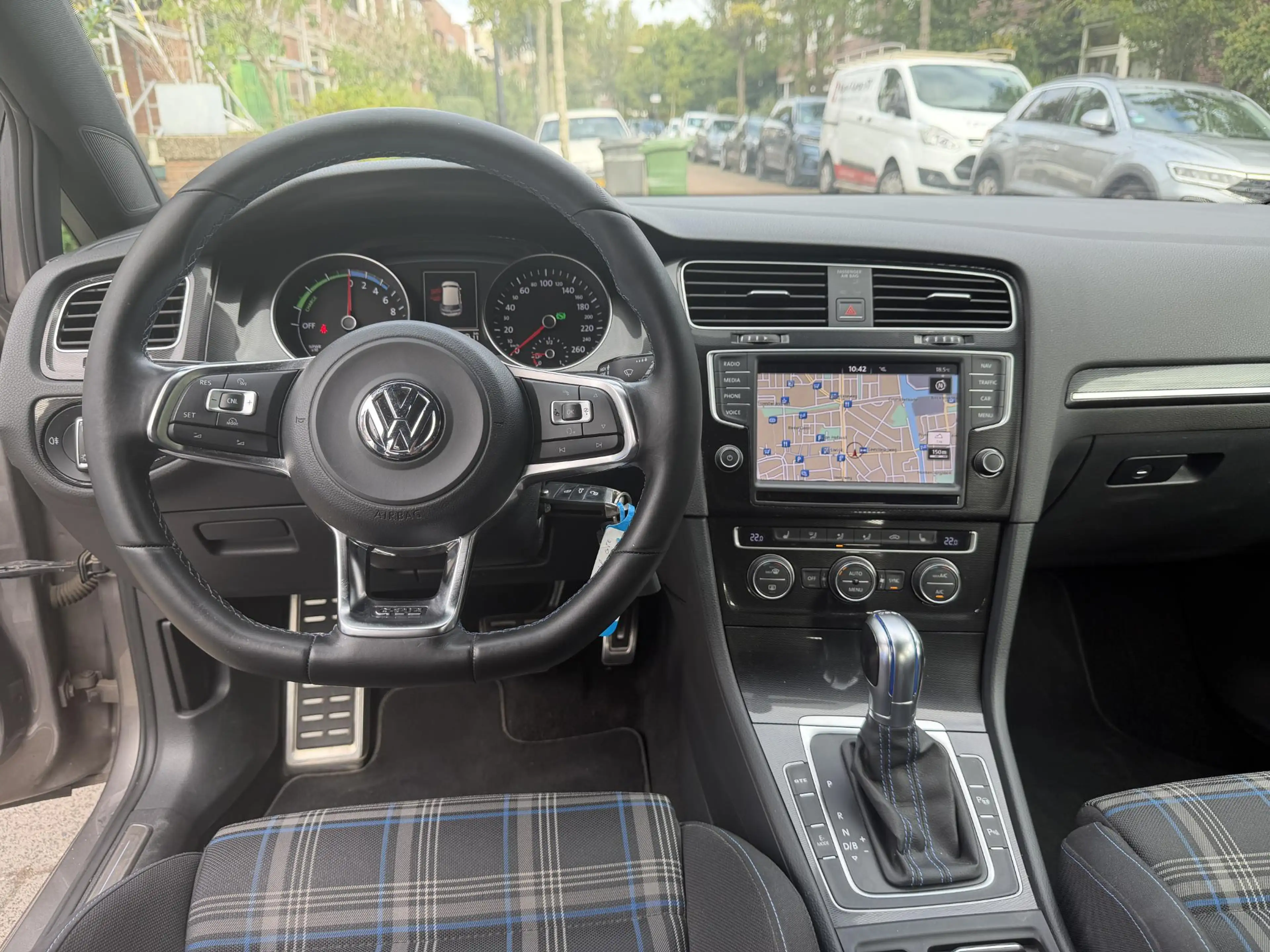Volkswagen Golf GTE 1.4 TSI — photo 11