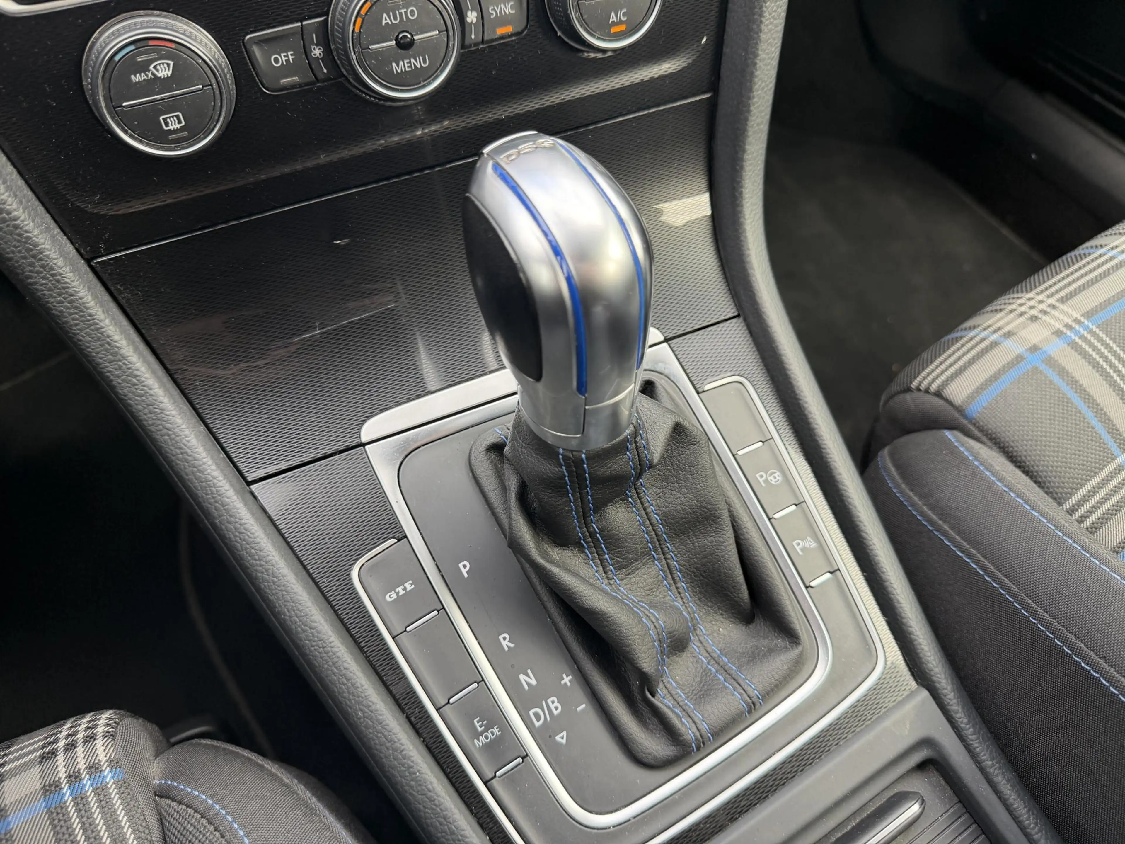 Volkswagen Golf GTE 1.4 TSI — photo 13