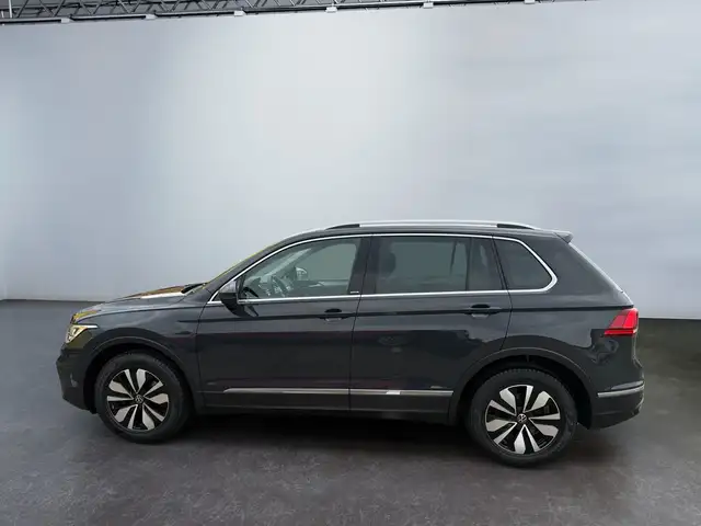 Volkswagen Tiguan view 3