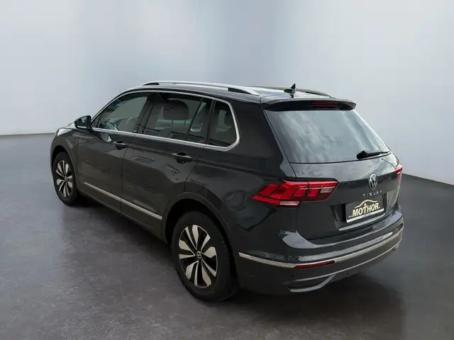 Volkswagen Tiguan view 4