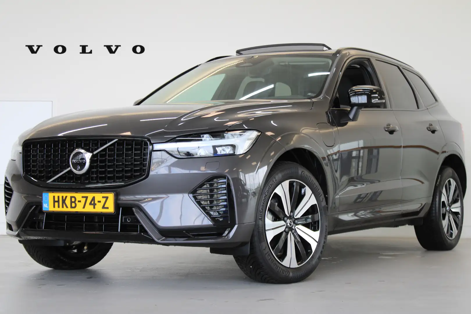 Volvo XC60 T6 350PK AWD Plus Dark | HK Audio | Adapt LED | 36 Grijs - 1
