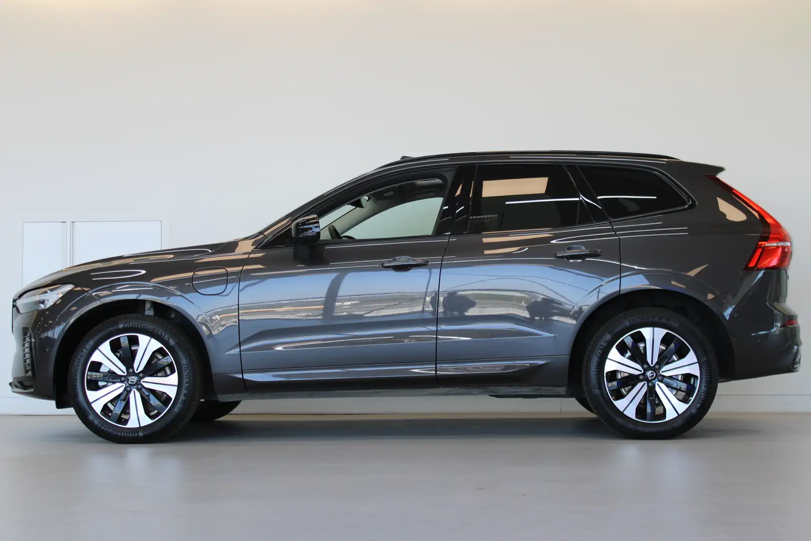 Volvo XC60 T6 350PK AWD Plus Dark | HK Audio | Adapt LED | 36 Grijs - 2