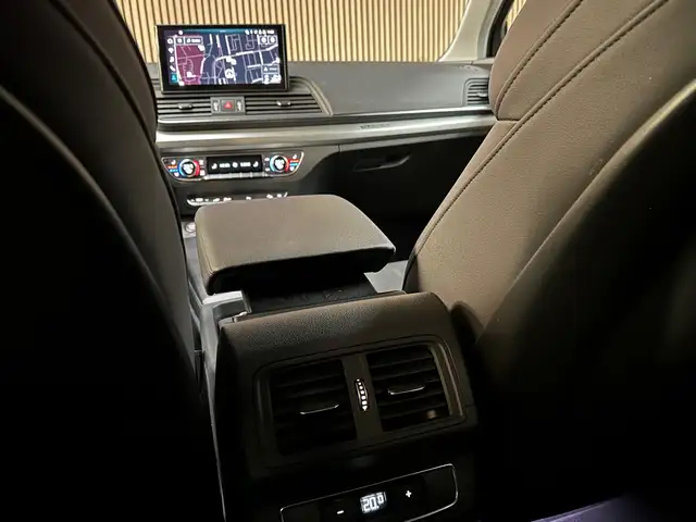 Audi Q5 view 11