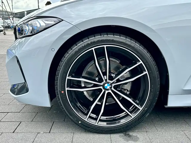 BMW 3 Series view 9