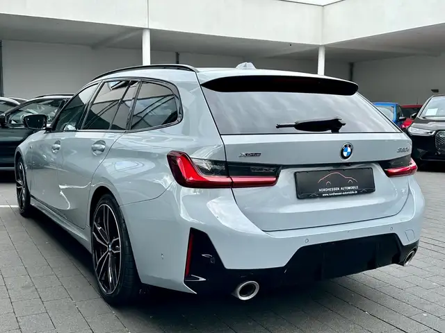 BMW 3 Series view 3