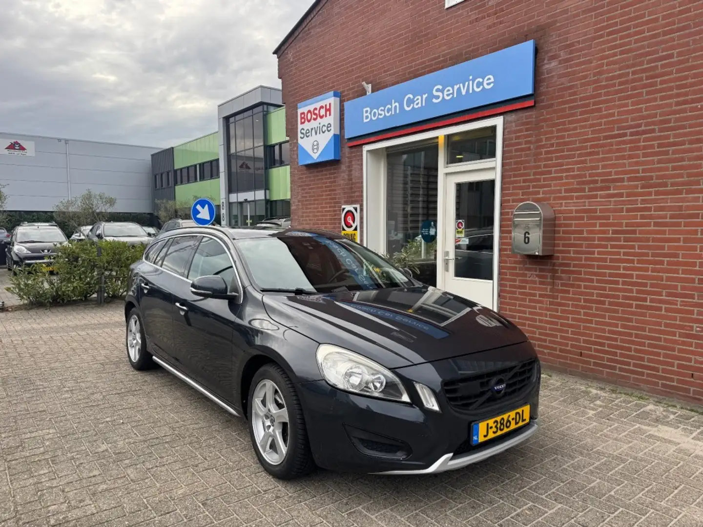 Volvo V60 1.6 T3 110kW Momentum Gris - 1