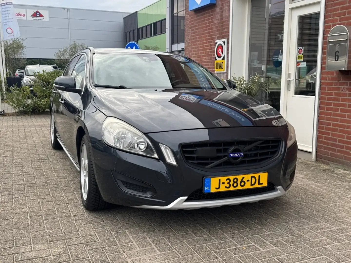 Volvo V60 1.6 T3 110kW Momentum Gris - 2
