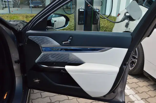 BMW 7 Series view 24
