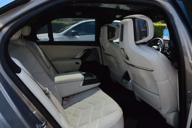 BMW 7 Series view 21