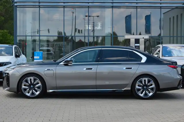 BMW 7 Series view 5