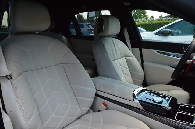 BMW 7 Series view 23