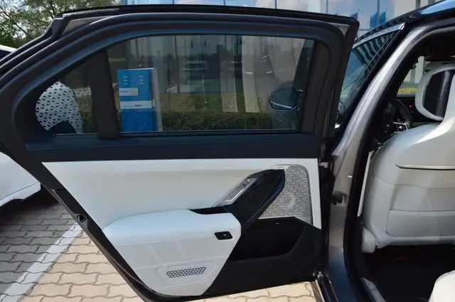 BMW 7 Series view 15