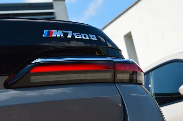 BMW 7 Series view 6