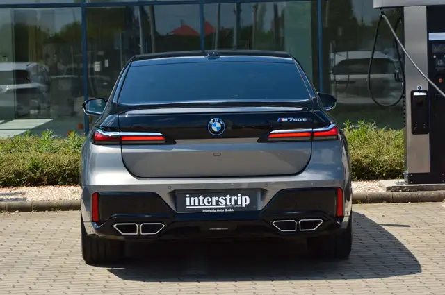 BMW 7 Series view 4