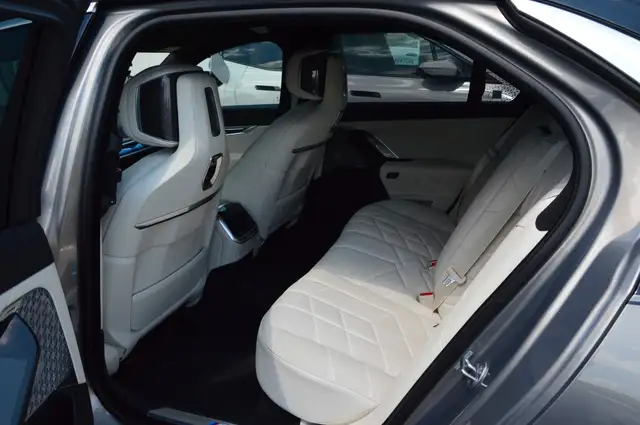 BMW 7 Series view 16