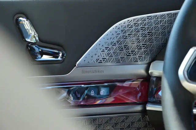 BMW 7 Series view 10