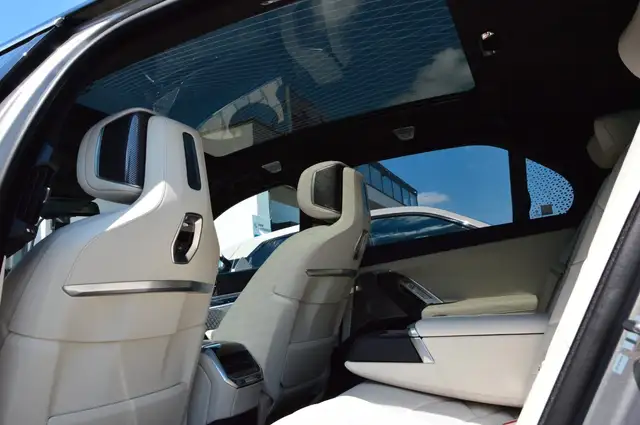 BMW 7 Series view 18