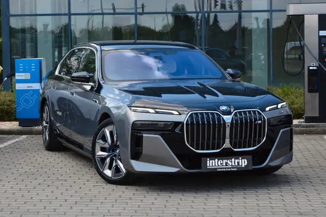 BMW 7 Series view 3