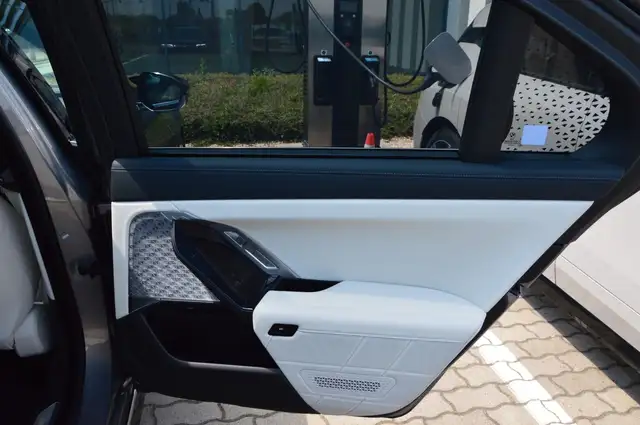 BMW 7 Series view 20