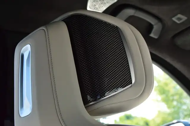 BMW 7 Series view 19