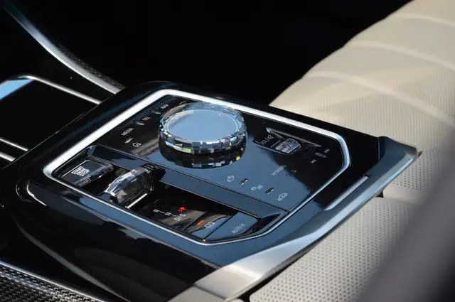 BMW 7 Series view 14
