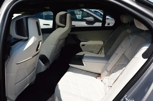 BMW 7 Series view 17
