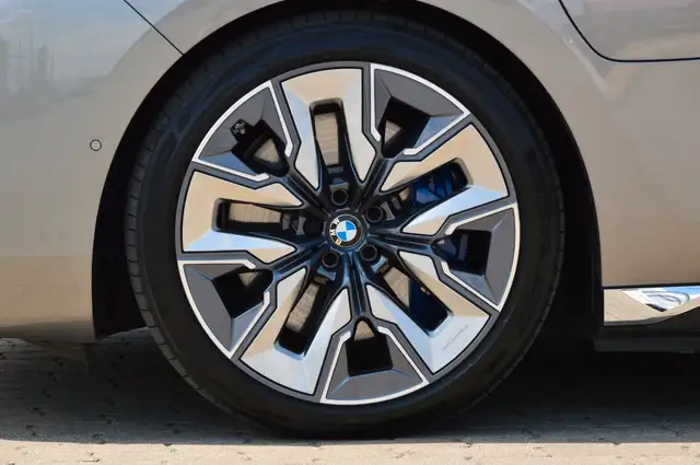 BMW 7 Series view 7