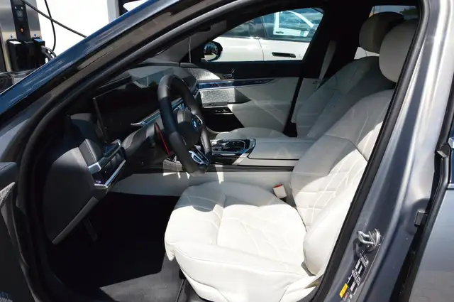 BMW 7 Series view 11
