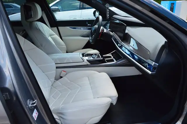 BMW 7 Series view 22
