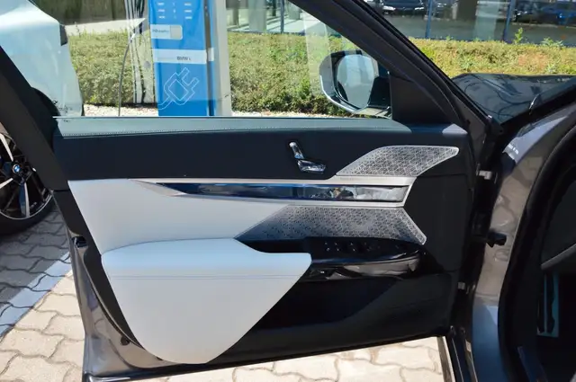 BMW 7 Series view 9