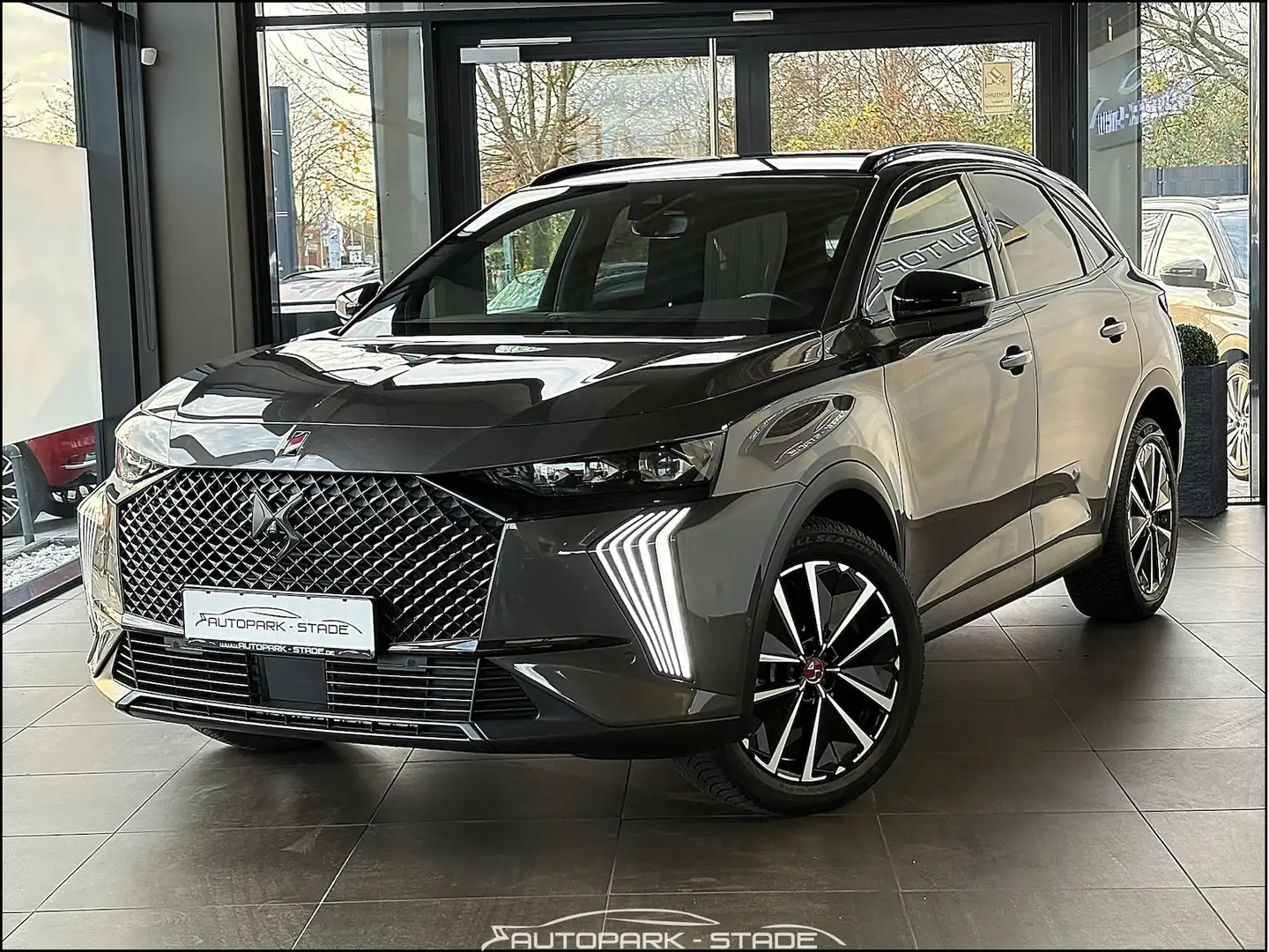 DS Automobiles DS 7 Crossback PerformanceLine+ 1.5 BlueHDI Mem Kam LED Ass Grau - 2