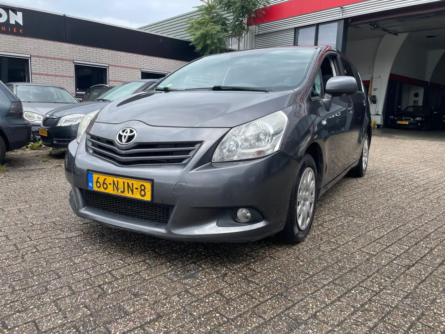 Toyota Verso 2.0 D-4D Aspiration 7p. Leer navi Gris - 1