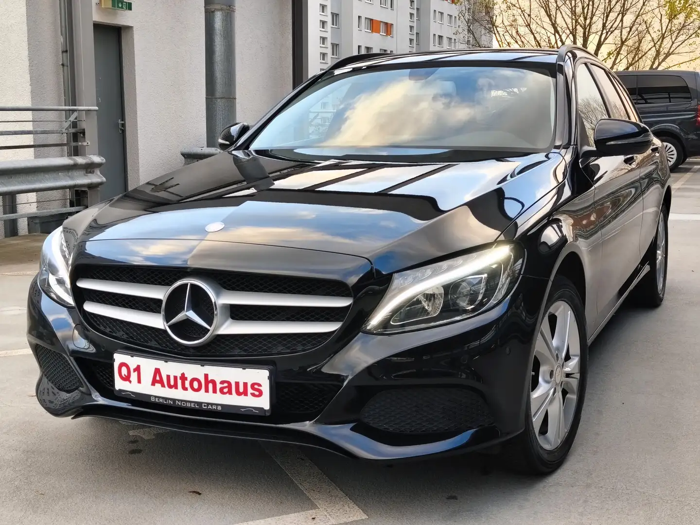 Mercedes-Benz C 180 T AUTOMATIK LED/SHZ/NAVI/PARKASSIST/TEMPOMAT/17ZOL Schwarz - 1