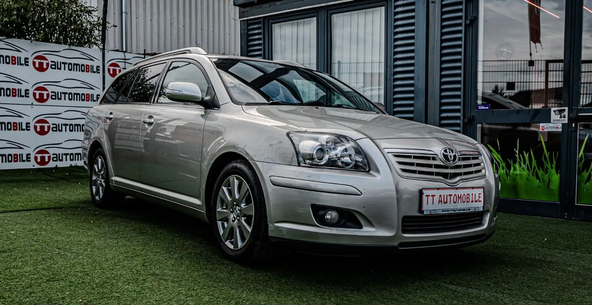 Toyota Avensis Executive 1.HAND| NAVI | AHK |  TÜV NEU Argent - 1