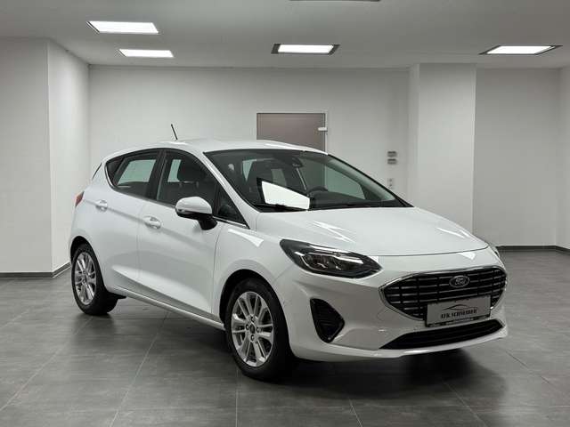 Imagine Ford Fiesta Titanium/CARPLAY/KAM/SHZ/TEMP/LED/DAB/MFL