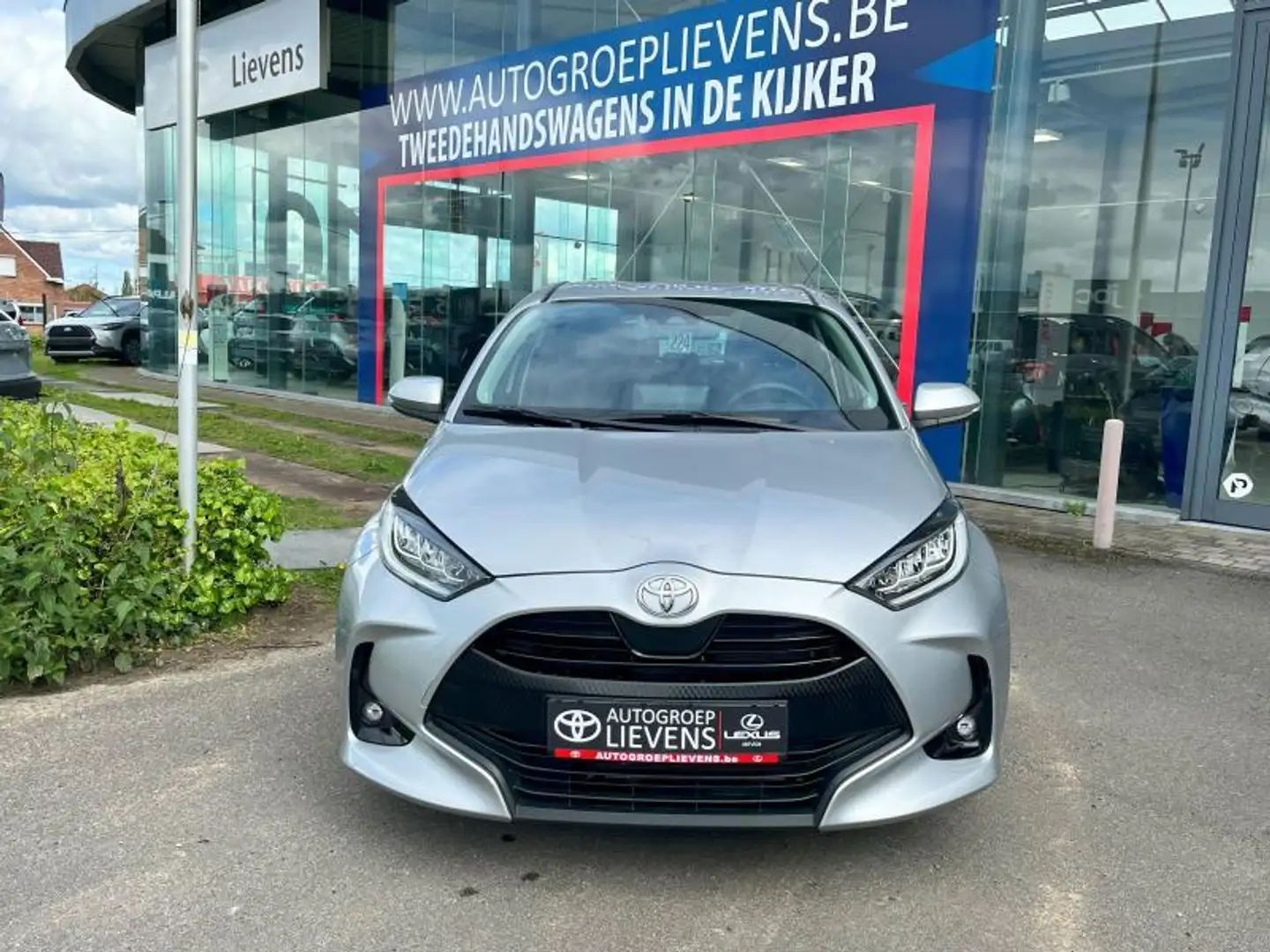 Toyota Yaris ICONIC 1.5 BENZ MT6 Silver - 2
