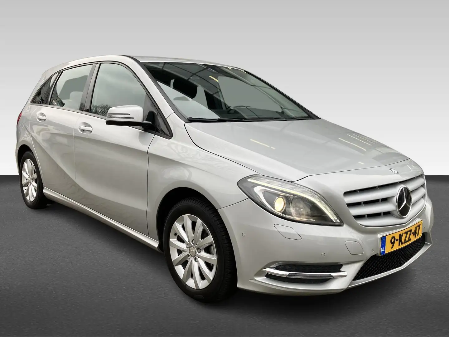 Mercedes-Benz B 180 Ambition Navigatie Vierseizoensbanden Trekhaak Grijs - 2