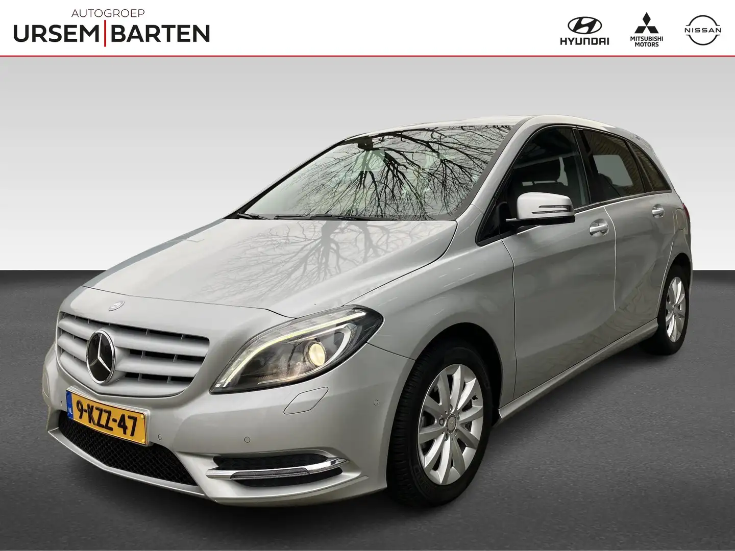 Mercedes-Benz B 180 Ambition Navigatie Vierseizoensbanden Trekhaak Grijs - 1