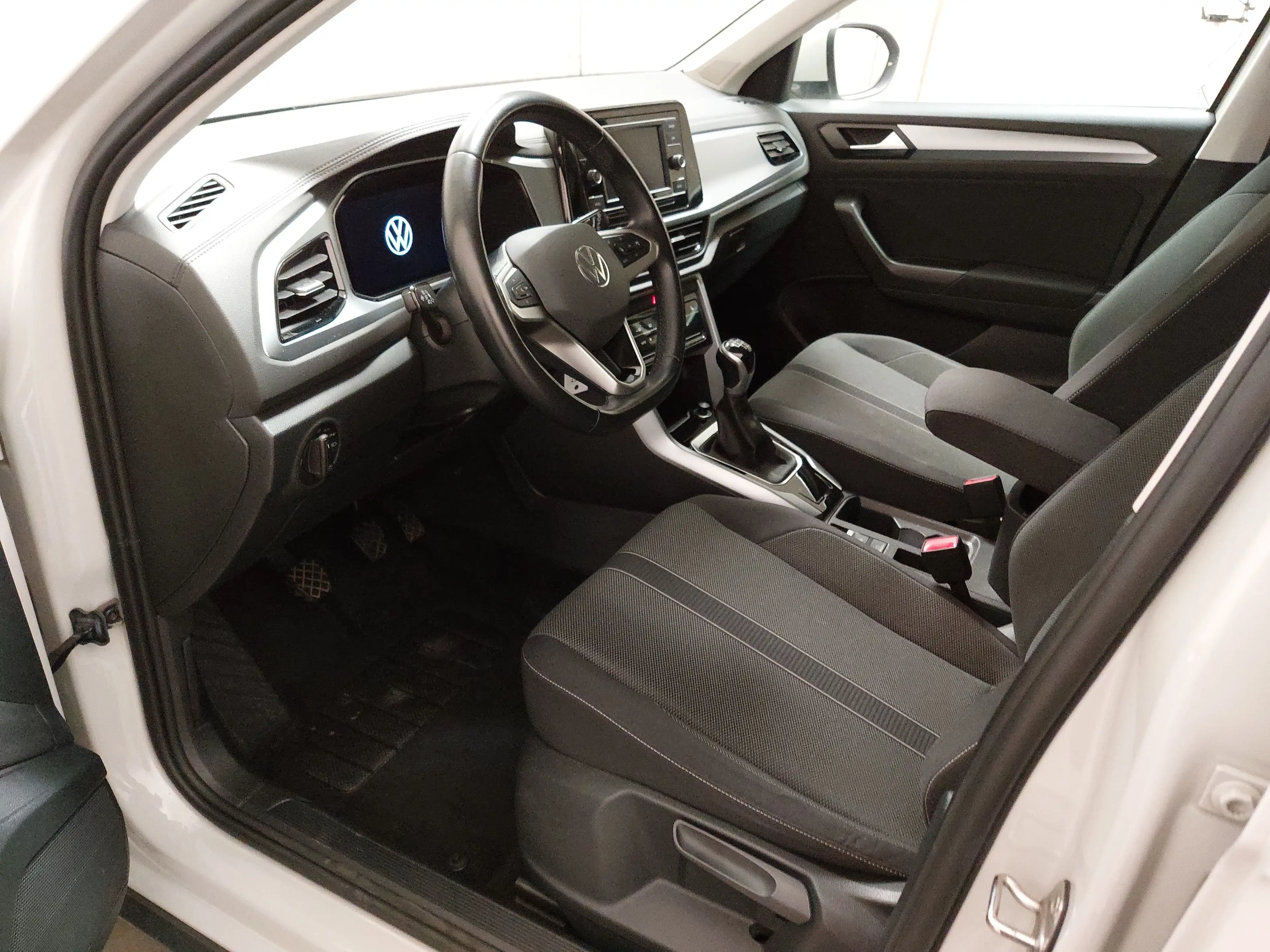 Volkswagen T-Roc 1.0 TSI Life LED DC AHK Sthzg PDC — photo 6