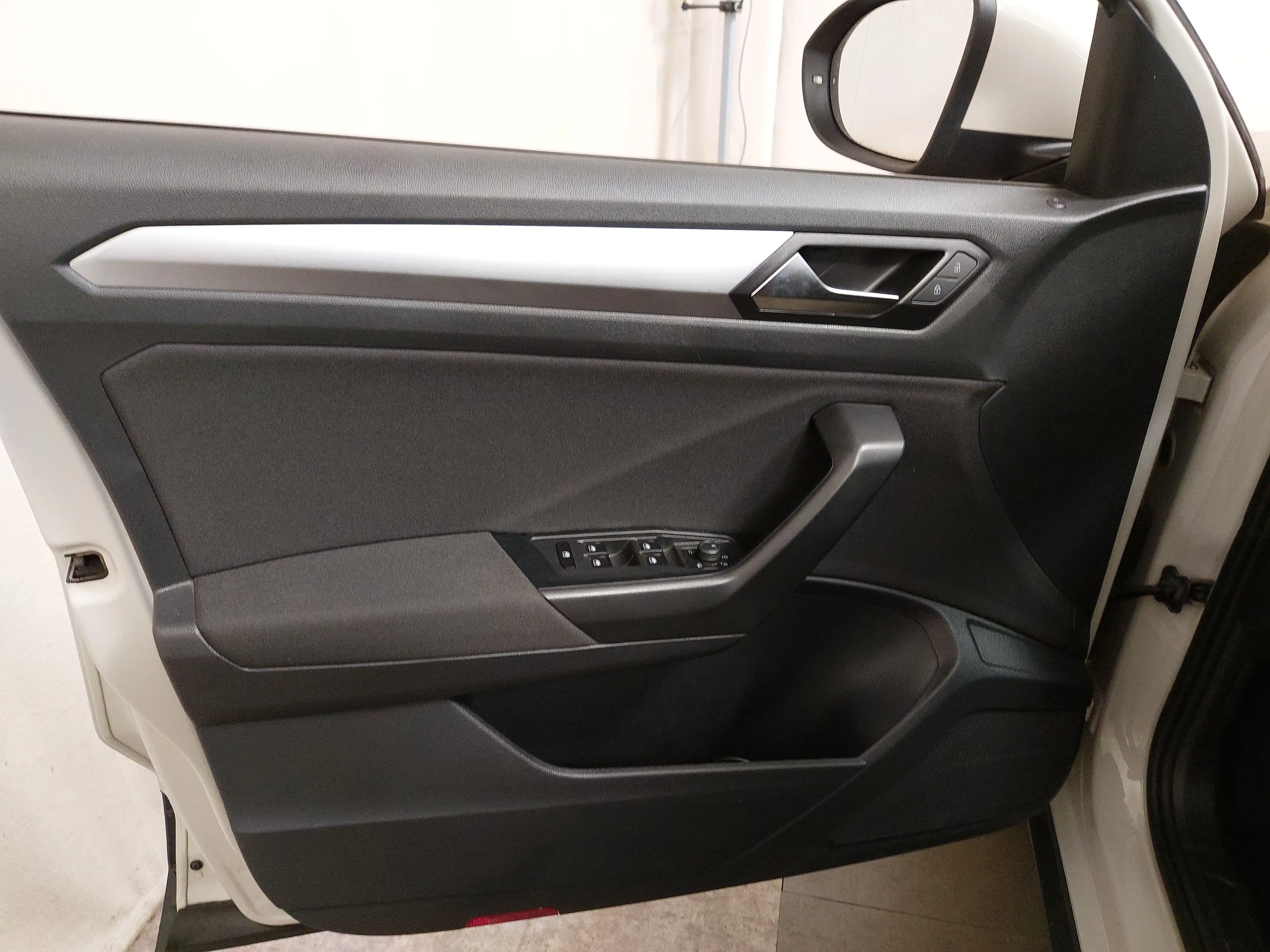 Volkswagen T-Roc 1.0 TSI Life LED DC AHK Sthzg PDC — photo 5