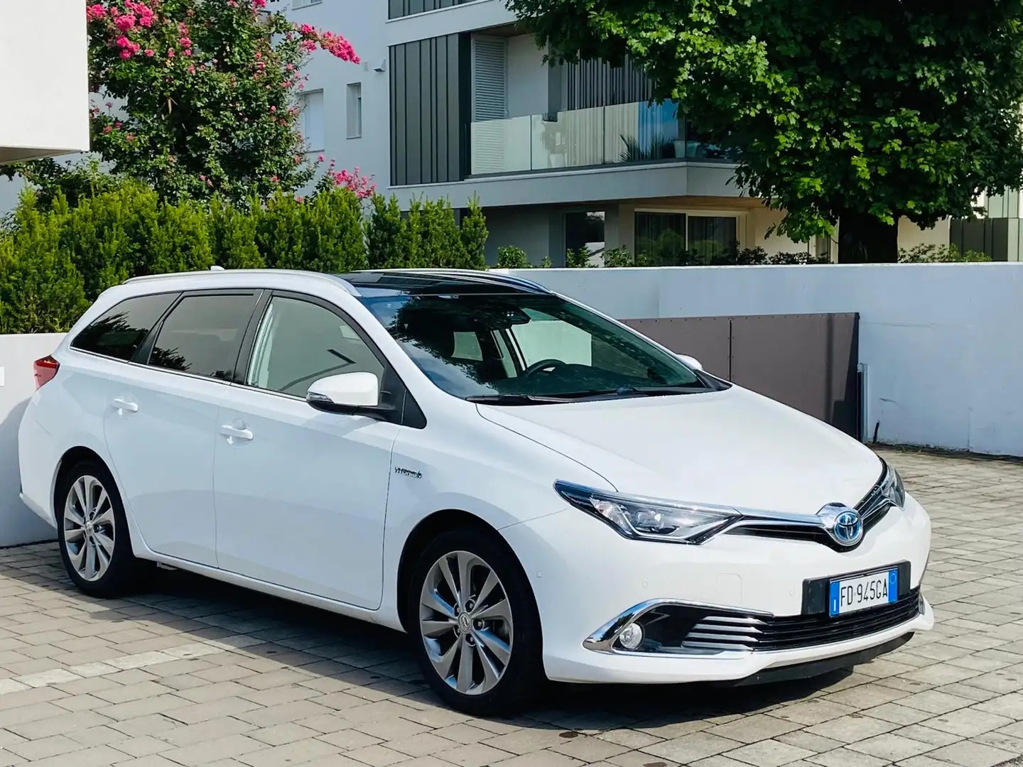 Toyota Auris 1.8 VVT-i Hybrid Automatik Touring Sports Edition- Bianco - 1