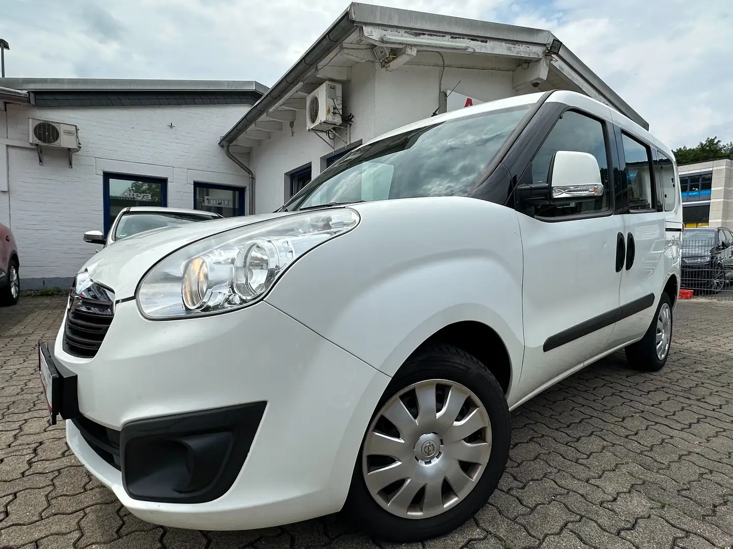 Opel Combo 1.6 D TOUR 7-SITZER+KLIMA+AHK+SHZ+2xSCHIEBETÜR Weiß - 1
