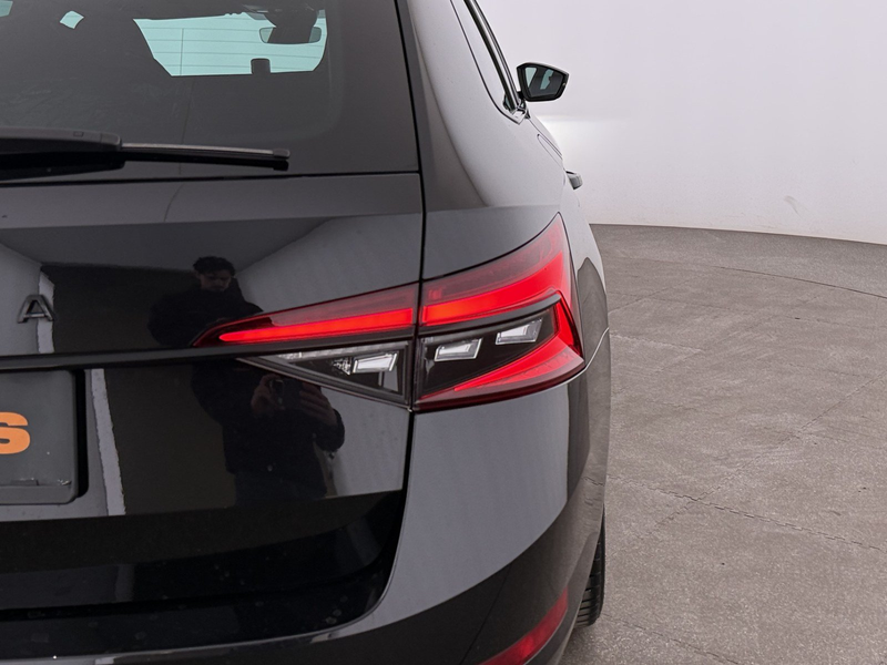 Skoda Superb Combi 2.0 TDI Sportline Aut MATRIX RADAR — photo 11