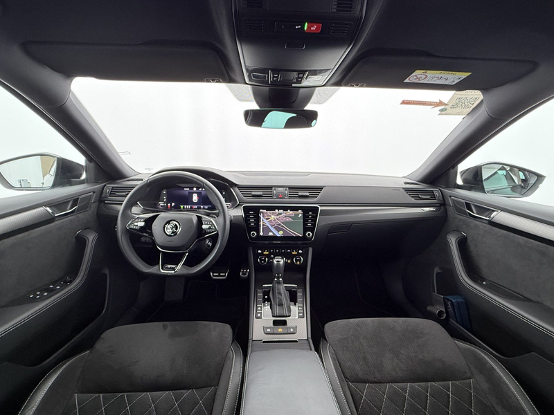 Skoda Superb Combi 2.0 TDI Sportline Aut MATRIX RADAR — photo 13
