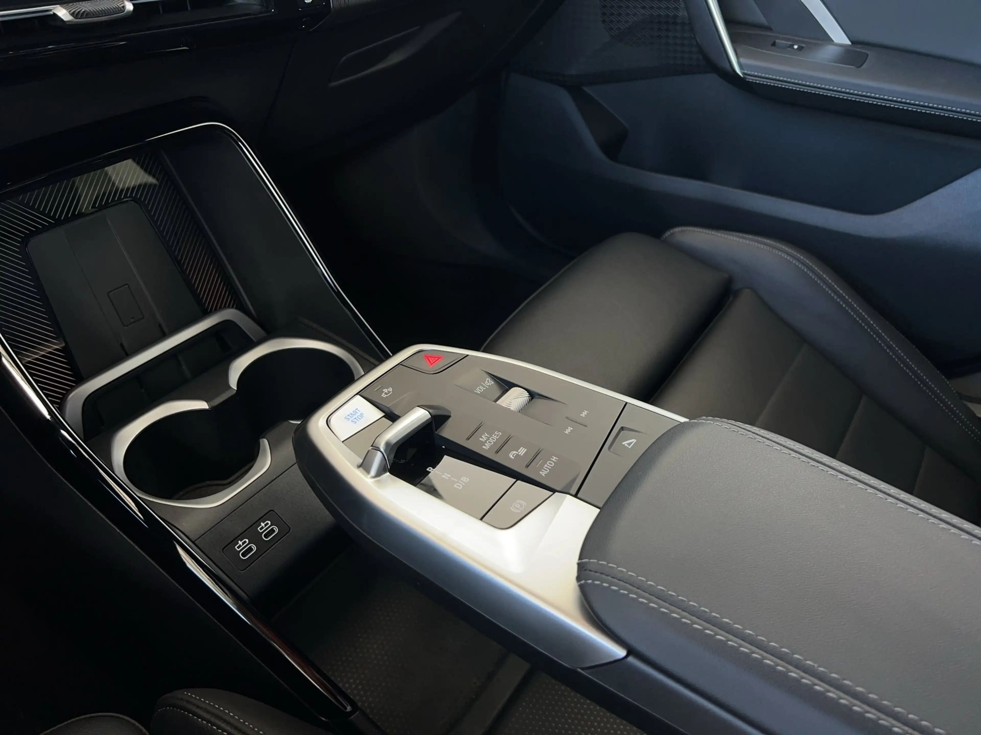 BMW iX2 xDrive30 M-Pro ACC 360° HUD H/K Massage AHK — photo 9