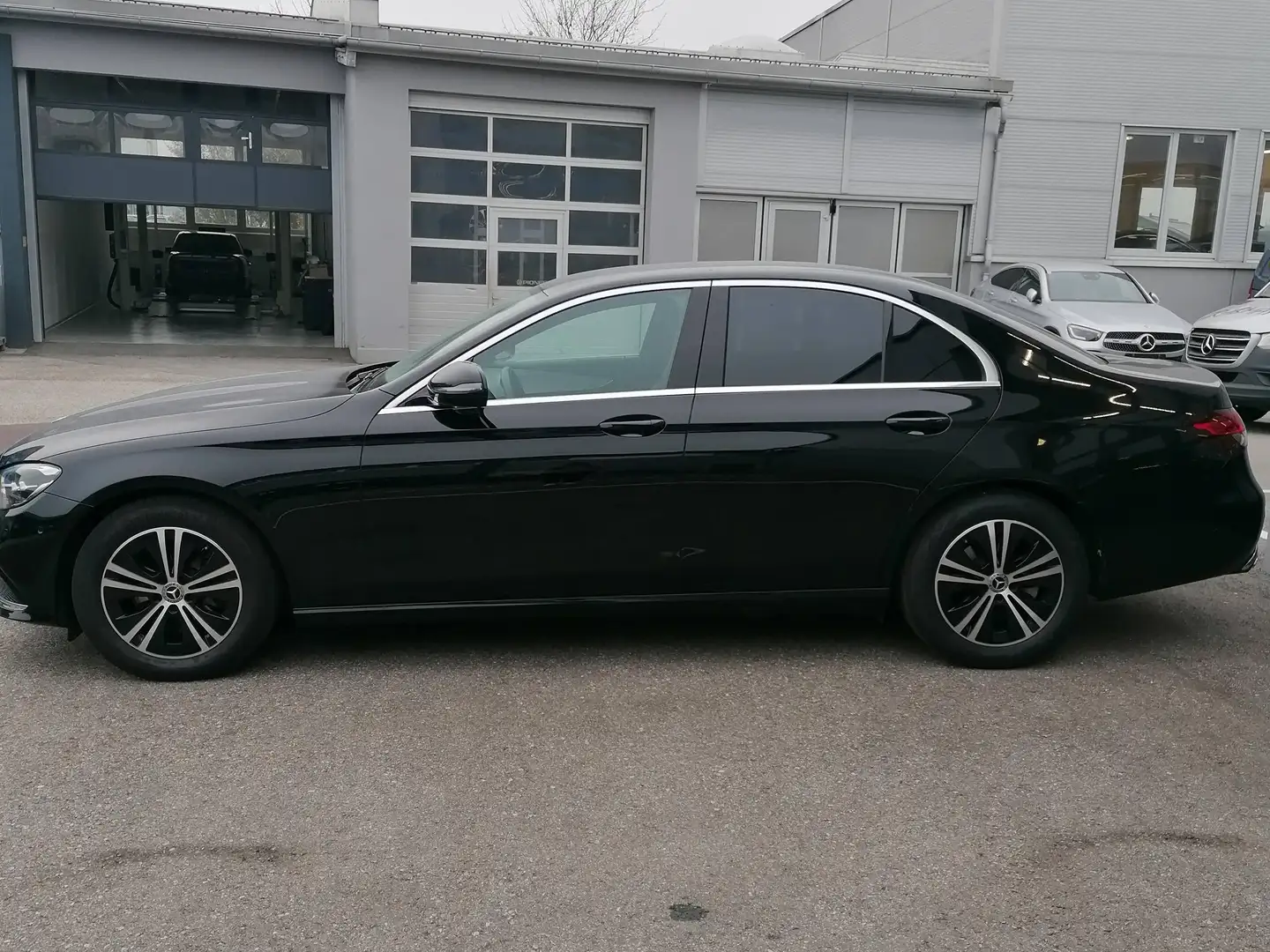 Mercedes-Benz E 220 E 220 d 4Matic Austria Edition Aut. Austria Edition Schwarz - 2