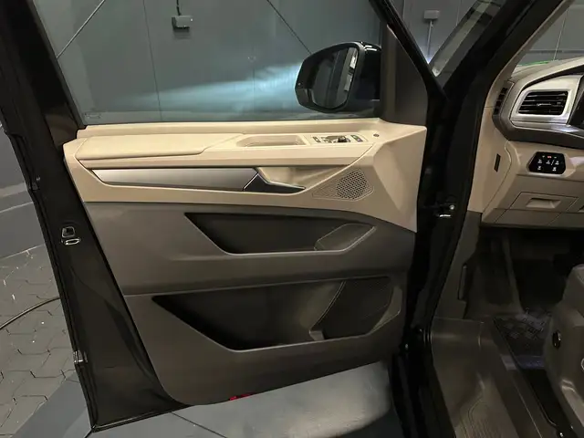 Volkswagen Multivan view 12