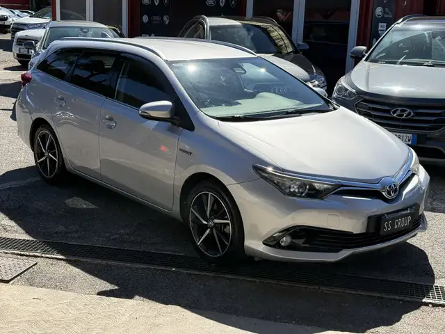 Toyota Auris Touring Sports 1.8h Lounge cv-70 Mila Km -unipro